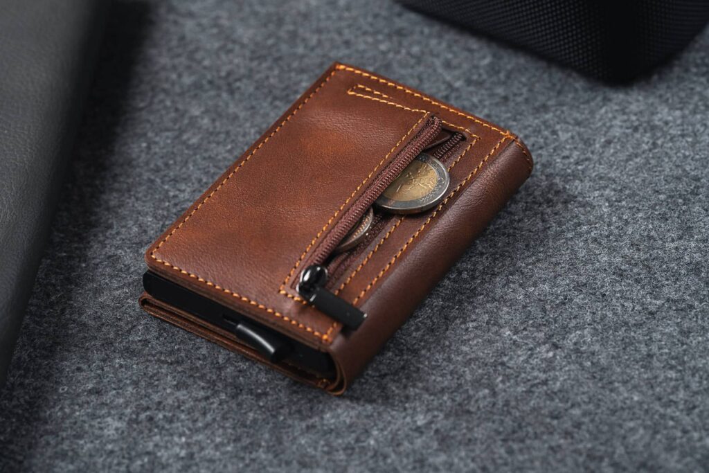 Elevated-plus-2.1-kaarditasku-lukuga-münditasku