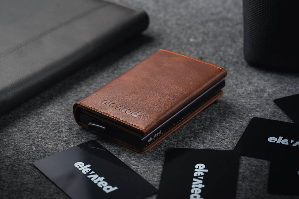 Elevated-plus-2.1-kaarditasku-pu-nahast