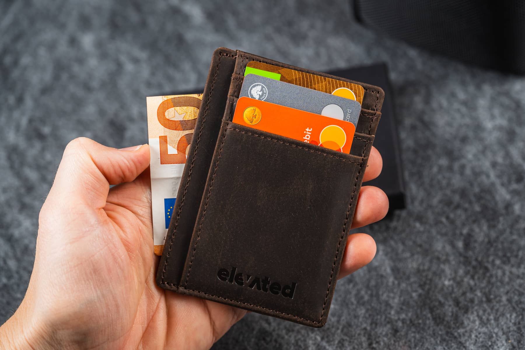 Elevated Minimal kaarditasku - Chocolate Brown - käes hoides