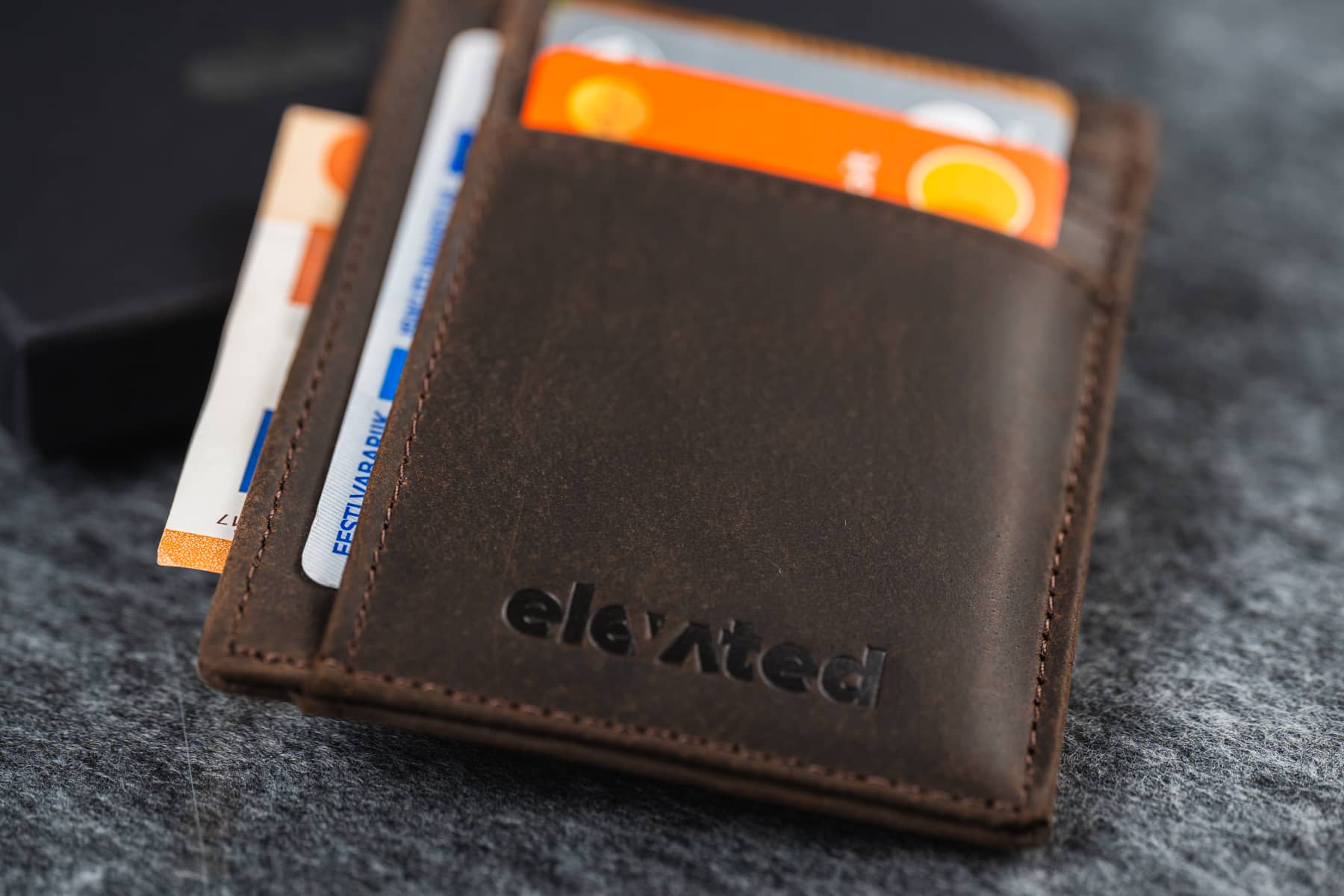 Elevated Minimal kaarditasku - Chocolate Brown - lähedalt