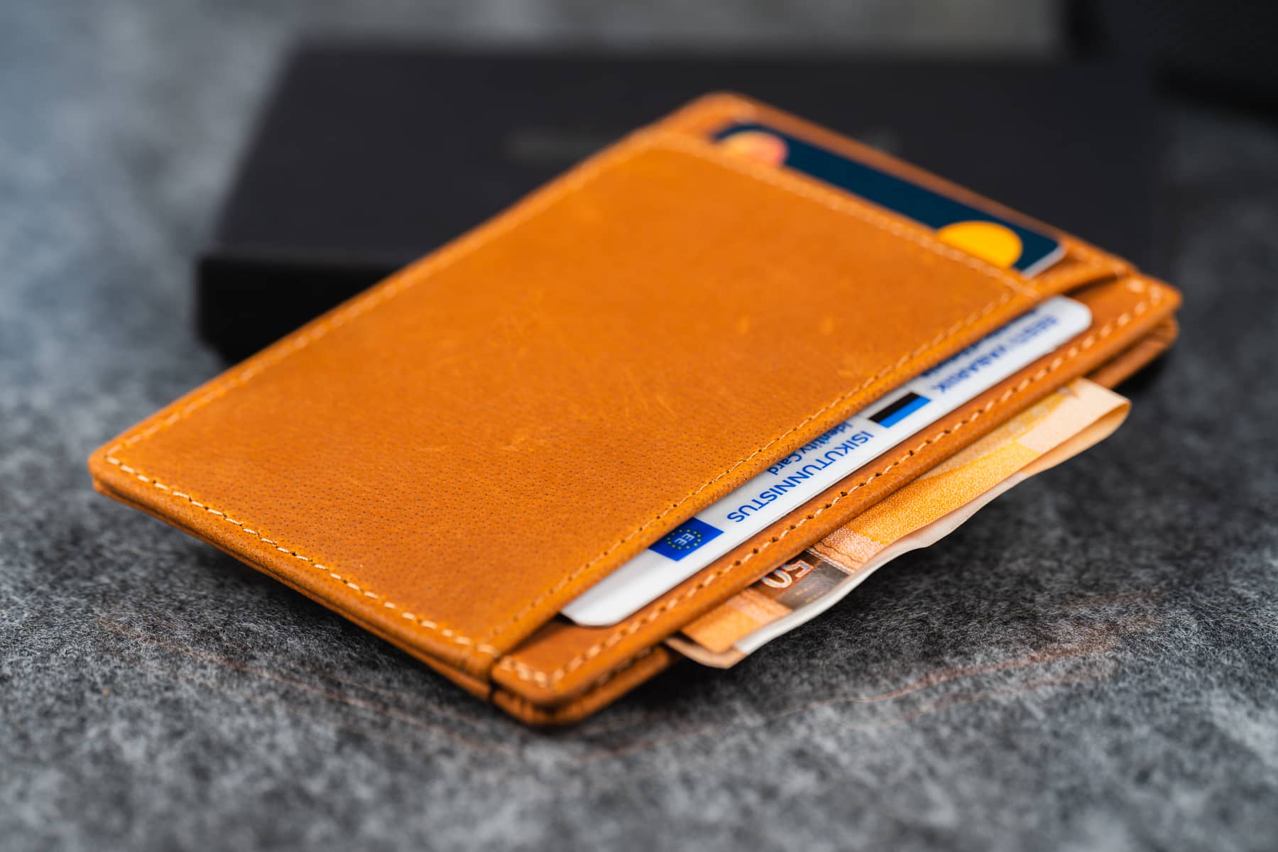 Elevated Minimal kaarditasku - Orange Brown - tagumine külg