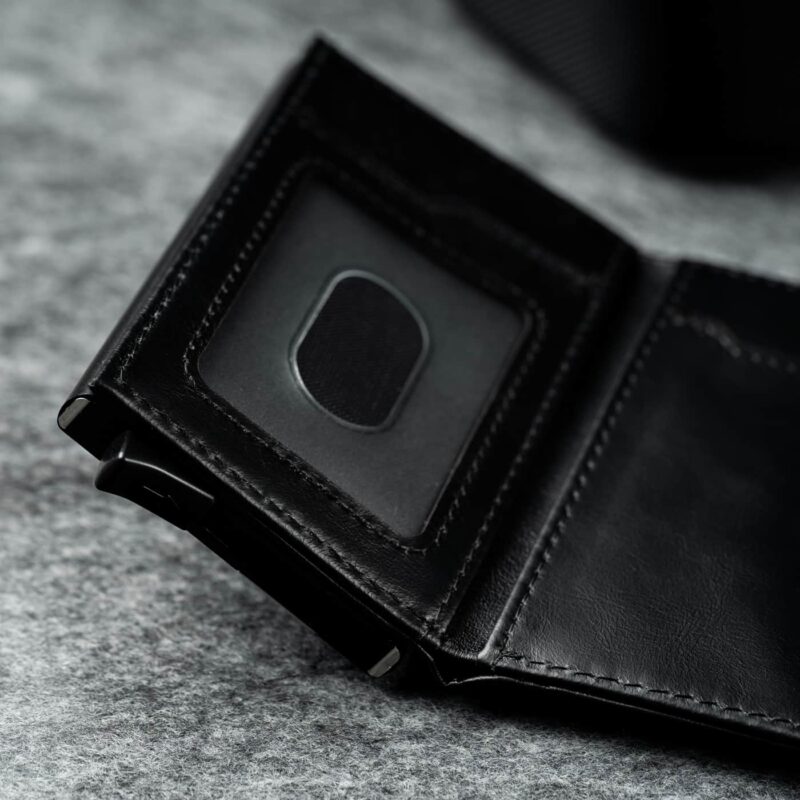 KT008 - Täisnahast kaarditasku - Elevated Premium 1.0 - Black - avatuna KT008 - Täisnahast kaarditasku - Elevated Premium 1.0 - Black - avatuna