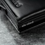 KT008 - Täisnahast kaarditasku - Elevated Premium 1.0 - Black - closeup v2 KT008 - Täisnahast kaarditasku - Elevated Premium 1.0 - Black - closeup v2