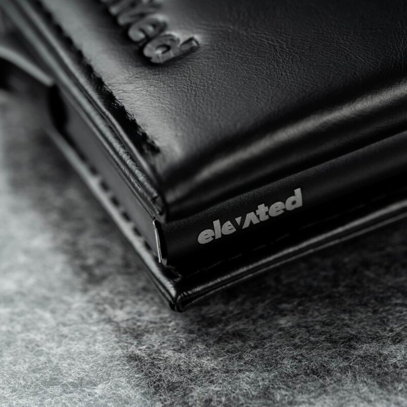 KT008 - Täisnahast kaarditasku - Elevated Premium 1.0 - Black - closeup v2 KT008 - Täisnahast kaarditasku - Elevated Premium 1.0 - Black - closeup v2