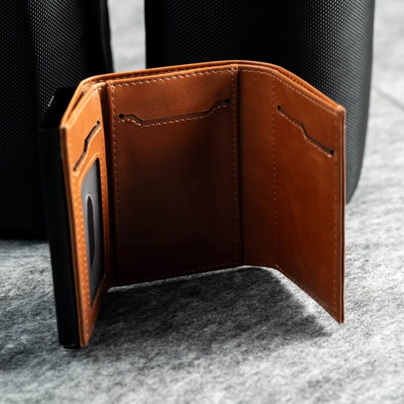 KT008 - Täisnahast kaarditasku - Elevated Premium 1.0 - Dark Orange Brown - avatuna KT008 - Täisnahast kaarditasku - Elevated Premium 1.0 - Dark Orange Brown - avatuna