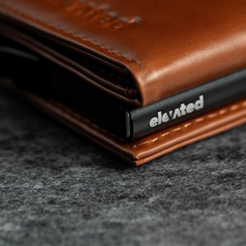 KT008 - Täisnahast kaarditasku - Elevated Premium 1.0 - Dark Orange Brown - logo closeup KT008 - Täisnahast kaarditasku - Elevated Premium 1.0 - Dark Orange Brown - logo closeup