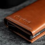 KT008 - Täisnahast kaarditasku - Elevated Premium 1.0 - Dark Orange Brown - logo closeup v2 KT008 - Täisnahast kaarditasku - Elevated Premium 1.0 - Dark Orange Brown - logo closeup v2