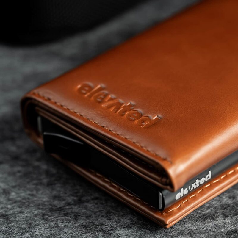 KT008 - Täisnahast kaarditasku - Elevated Premium 1.0 - Dark Orange Brown - logo closeup v2 KT008 - Täisnahast kaarditasku - Elevated Premium 1.0 - Dark Orange Brown - logo closeup v2