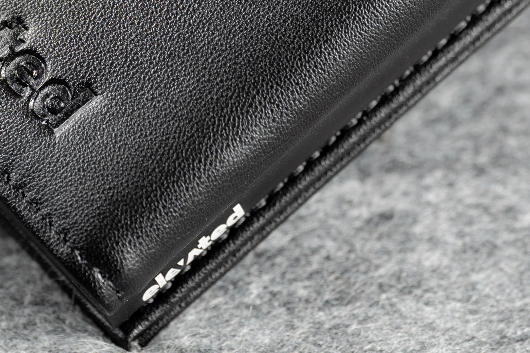 Mustast Nappa nahast Elevated kaarditasku