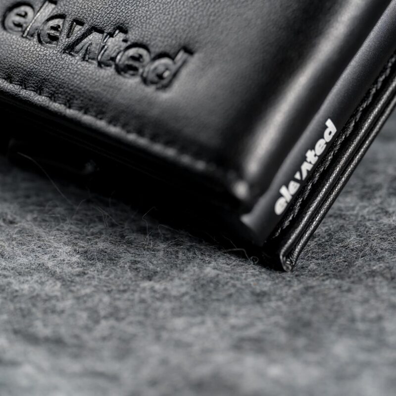 Kaarditasku-elevated-ultimate-1.0-kt009-black-ligidalt-vaade Kaarditasku Elevated Ultimate 1.0 (kt009) - black ligidalt vaade