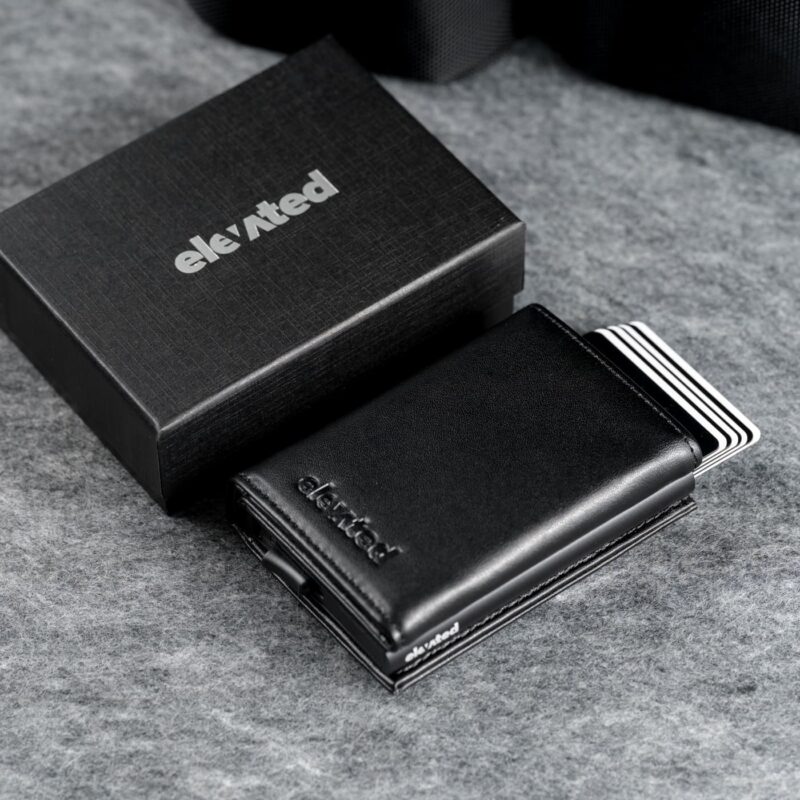 Kaarditasku-elevated-ultimate-1.0-kt009-black-pealt-vaade-koos-kinkekarbiga Kaarditasku Elevated Ultimate 1.0 (kt009) - black koos kinkekarbiga