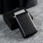 Kaarditasku-elevated-ultimate-1.0-kt009-black-pealt-vaade-pop-up-mehhanism Kaarditasku Elevated Ultimate 1.0 (kt009) - black pop-up mehhanism