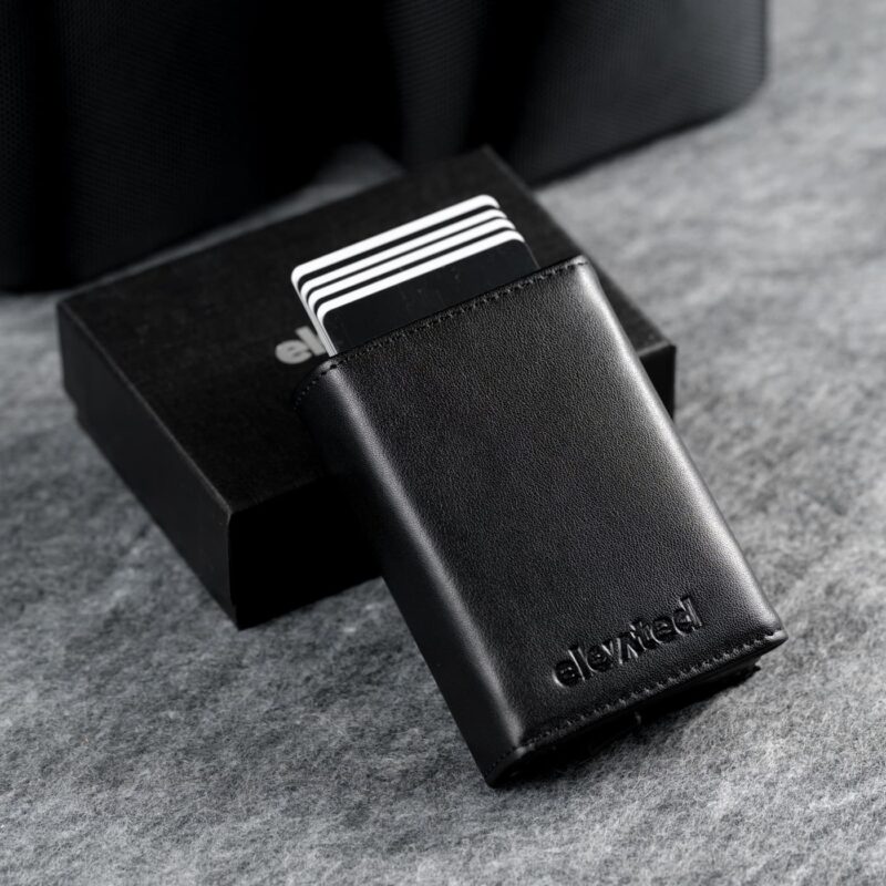 Kaarditasku-elevated-ultimate-1.0-kt009-black-pealt-vaade-pop-up-mehhanism Kaarditasku Elevated Ultimate 1.0 (kt009) - black pop-up mehhanism