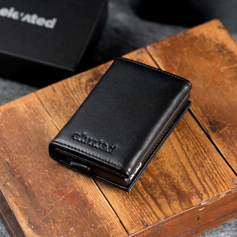 Kaarditasku-elevated-ultimate-1.0-kt009-black-pealt-vaade-pruunil-taustal Kaarditasku Elevated Ultimate 1.0 (kt009) - black pruunil taustal