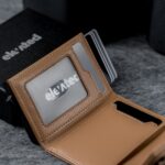 Kaarditasku-elevated-ultimate-1.0-kt009-brown_beige-avatuna_lähedalt Kaarditasku Elevated Ultimate 1.0 kt009 brown beige avatuna lähedalt