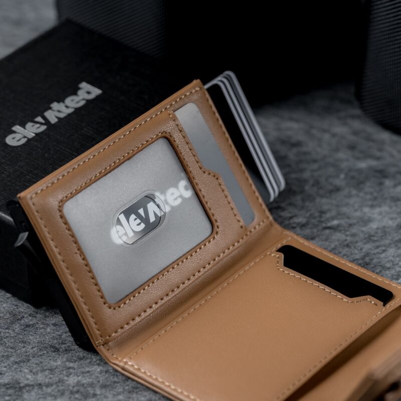 Kaarditasku-elevated-ultimate-1.0-kt009-brown_beige-avatuna_lähedalt Kaarditasku Elevated Ultimate 1.0 kt009 brown beige avatuna lähedalt