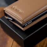 Kaarditasku-elevated-ultimate-1.0-kt009-brown_beige-lähedalt Kaarditasku Elevated Ultimate 1.0 kt009 brown beige lähedalt