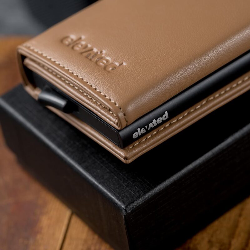 Kaarditasku-elevated-ultimate-1.0-kt009-brown_beige-lähedalt Kaarditasku Elevated Ultimate 1.0 kt009 brown beige lähedalt