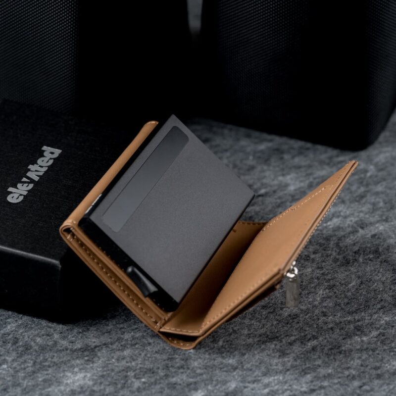 Kaarditasku-elevated-ultimate-1.0-kt009-brown_beige-magnetkinnitus Kaarditasku Elevated Ultimate 1.0 kt009 brown beige magnetkinnitus