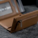 Kaarditasku-elevated-ultimate-1.0-kt009-brown_beige-münditasku_lähedalt Kaarditasku Elevated Ultimate 1.0 kt009 brown beige münditasku lähedalt