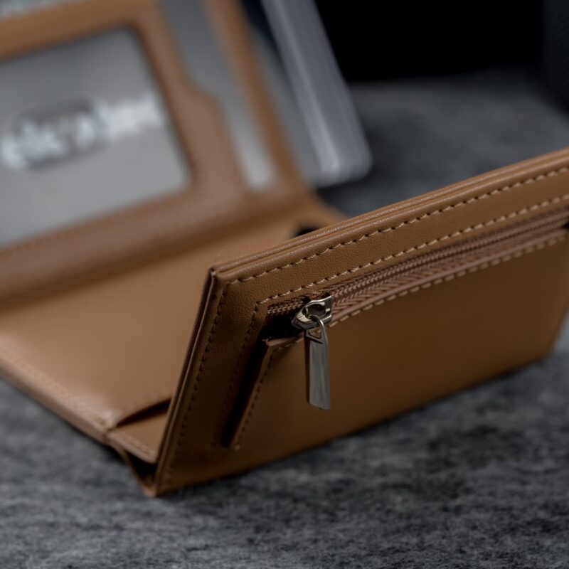 Kaarditasku-elevated-ultimate-1.0-kt009-brown_beige-münditasku_lähedalt Kaarditasku Elevated Ultimate 1.0 kt009 brown beige münditasku lähedalt