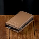 Kaarditasku-elevated-ultimate-1.0-kt009-brown_beige-pealmine-pool Kaarditasku Elevated Ultimate 1.0 kt009 brown beige pop up kaarditasku