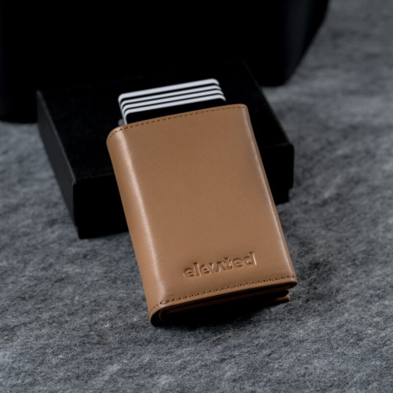 Kaarditasku-elevated-ultimate-1.0-kt009-brown_beige-pop_up_funktsionaalsus Kaarditasku Elevated Ultimate 1.0 kt009 brown beige pop up kaarditasku funktsionaalsus