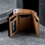 Kaarditasku-elevated-ultimate-1.0-kt009-brown_beige-sularahatasku Kaarditasku Elevated Ultimate 1.0 kt009 brown beige sularahatasku funktsionaalsus