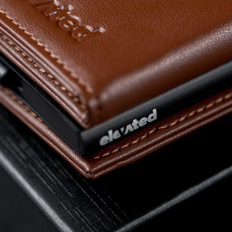 Kaarditasku-elevated-ultimate-1.0-kt009-chestnut_brown-kinkekarbi_peal_lähedalt_v2 Kaarditasku Elevated Ultimate 1.0 kt009 chestnut brown lähedalt