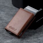 Kaarditasku-elevated-ultimate-1.0-kt009-chestnut_brown-pop_up_funktsionaalsus Kaarditasku Elevated Ultimate 1.0 kt009 chestnut brown pop-up funktsionaalsus lähedalt