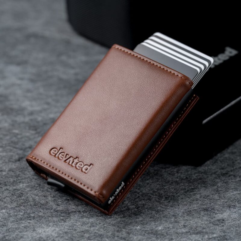 Kaarditasku-elevated-ultimate-1.0-kt009-chestnut_brown-pop_up_funktsionaalsus Kaarditasku Elevated Ultimate 1.0 kt009 chestnut brown pop-up funktsionaalsus lähedalt
