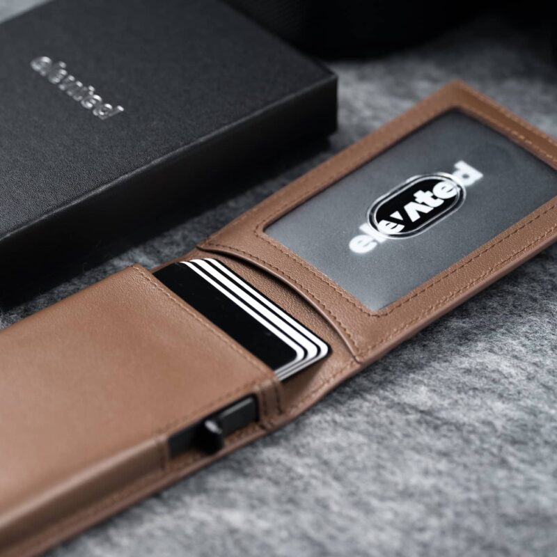 kaarditasku-elevated-pocket-1.0-kt010-beige-brown-avatuna-koos-kaartidegal-1x1