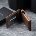 kaarditasku-elevated-pocket-1.0-kt010-beige-brown-avatuna-küljelt-kinkekarbiga-1x1