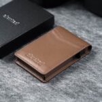 kaarditasku-elevated-pocket-1.0-kt010-beige-brown-kinkekarbi-kõrval-1x1