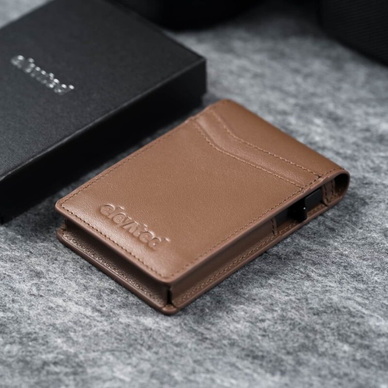 kaarditasku-elevated-pocket-1.0-kt010-beige-brown-kinkekarbi-kõrval-1x1