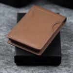 kaarditasku-elevated-pocket-1.0-kt010-beige-brown-kinkekarbi-peal-tagumine-külg-1x1