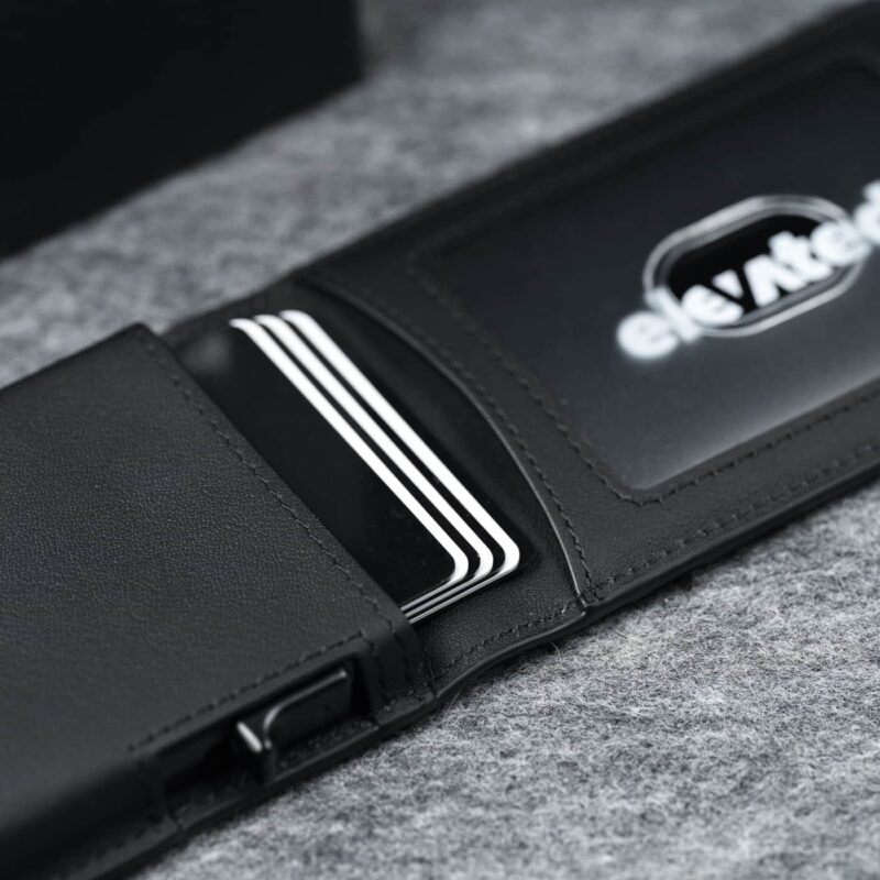 kaarditasku-elevated-pocket-1.0-kt010-black-avatuna-koos-kaartidegal-1x1