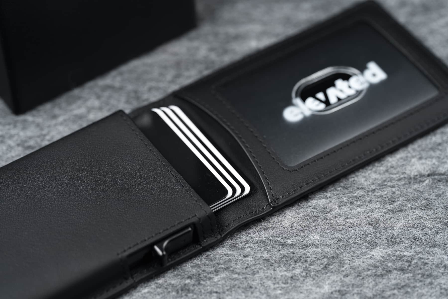 kaarditasku-elevated-pocket-1.0-kt010-black-avatuna-koos-kaartidegal-2x3