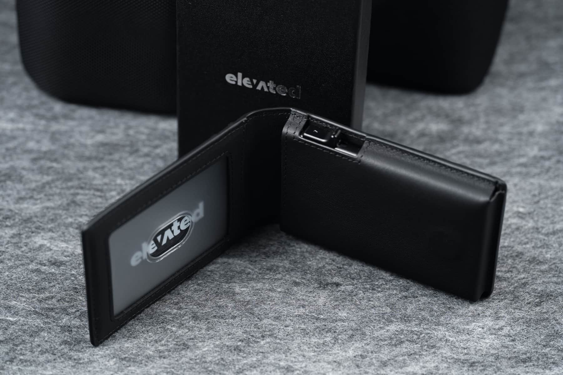 kaarditasku-elevated-pocket-1.0-kt010-black-avatuna-küljelt-2x3