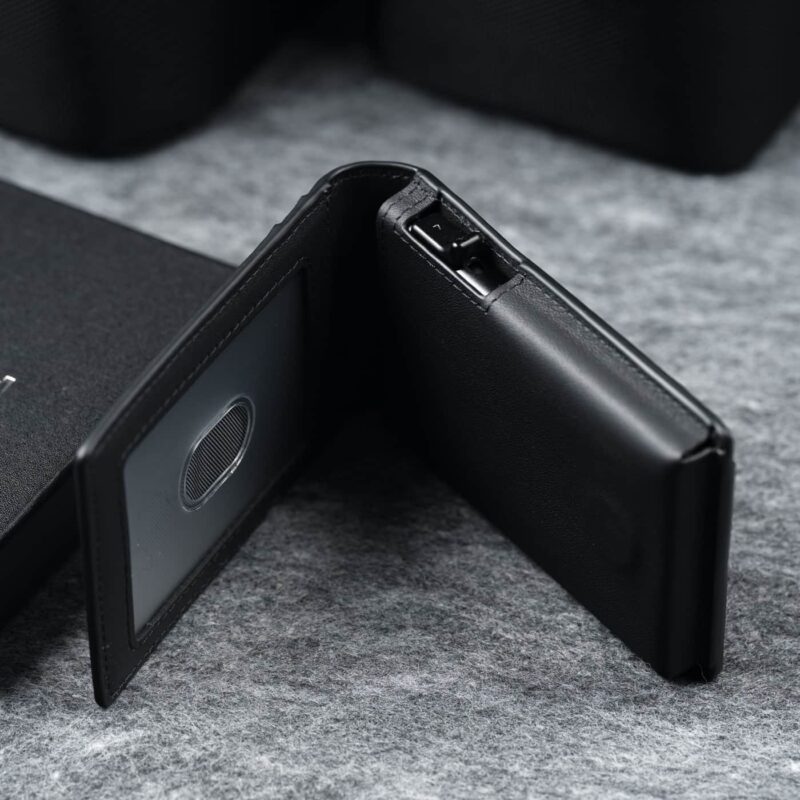 kaarditasku-elevated-pocket-1.0-kt010-black-avatuna-küljelt-kinkekarbiga-1x1