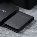 kaarditasku-elevated-pocket-1.0-kt010-black-kinkekarbi-kõrval-1x1