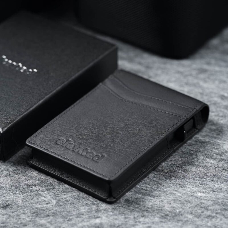 kaarditasku-elevated-pocket-1.0-kt010-black-kinkekarbi-kõrval-1x1