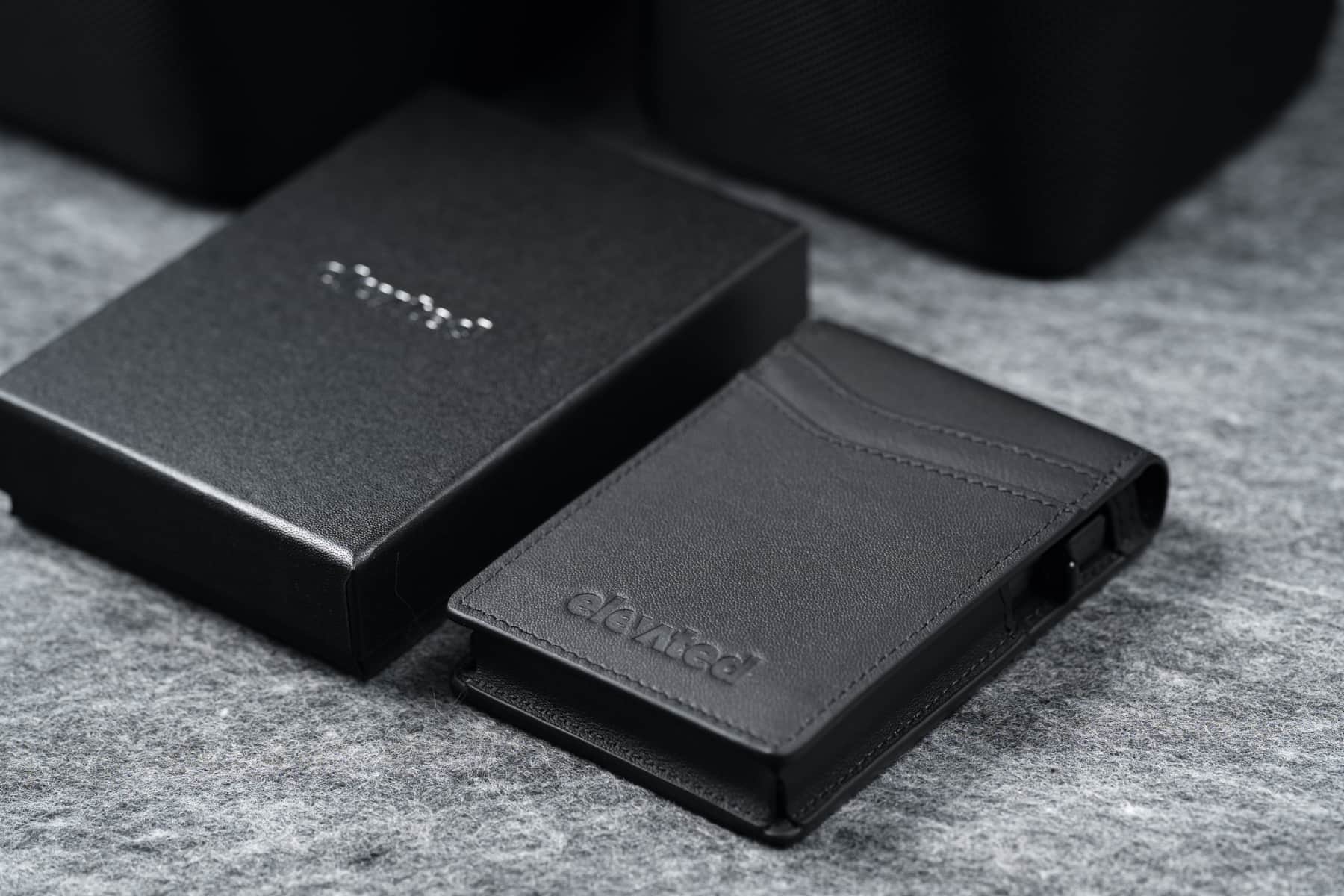 kaarditasku-elevated-pocket-1.0-kt010-black-kinkekarbi-kõrval-2x3