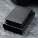 kaarditasku-elevated-pocket-1.0-kt010-black-kinkekarbi-peal-1x1