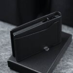 kaarditasku-elevated-pocket-1.0-kt010-black-kinkekarbi-peal-küljelt-1x1