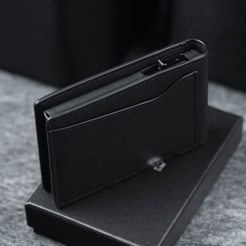 kaarditasku-elevated-pocket-1.0-kt010-black-kinkekarbi-peal-küljelt-1x1