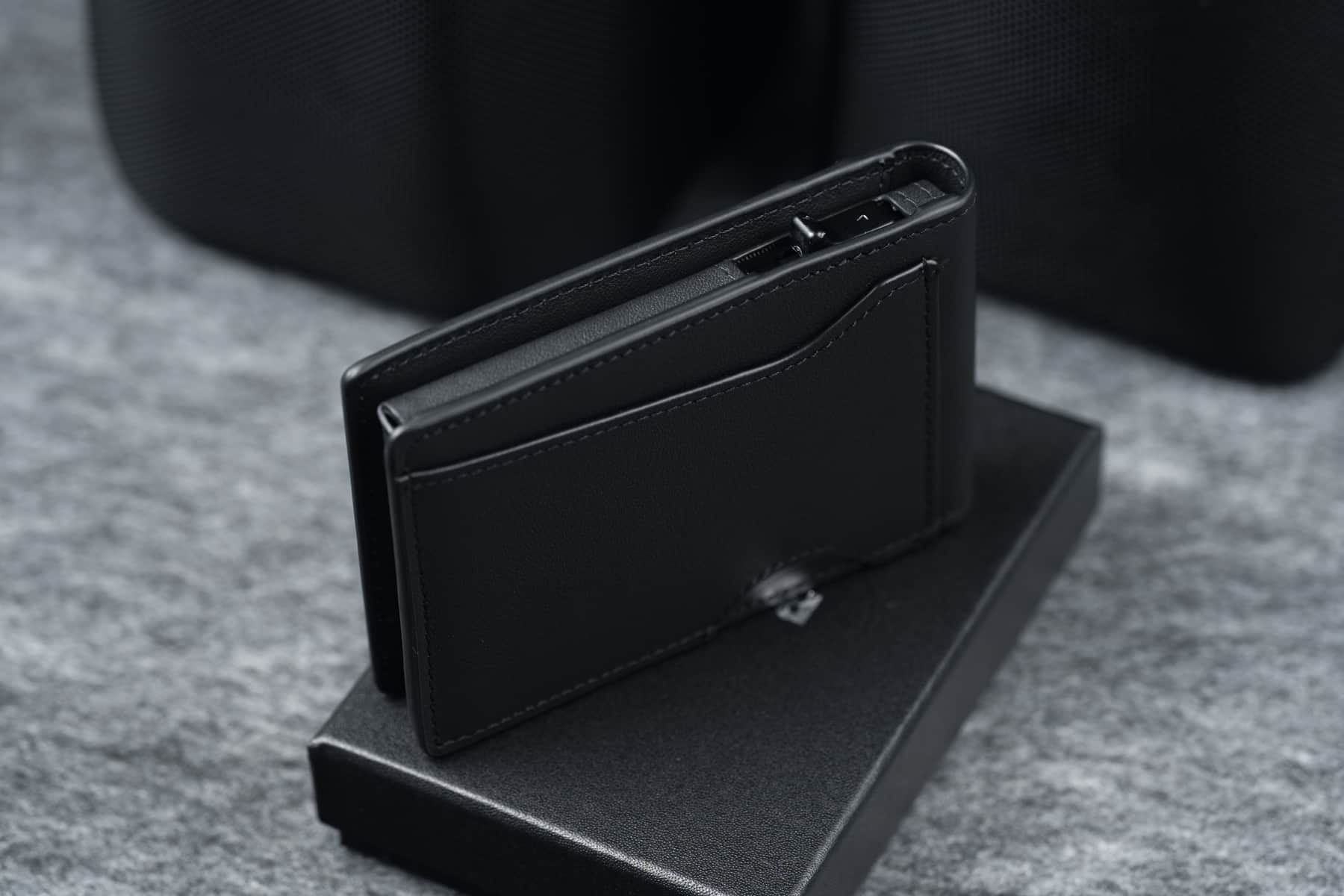 kaarditasku-elevated-pocket-1.0-kt010-black-kinkekarbi-peal-küljelt-2x3