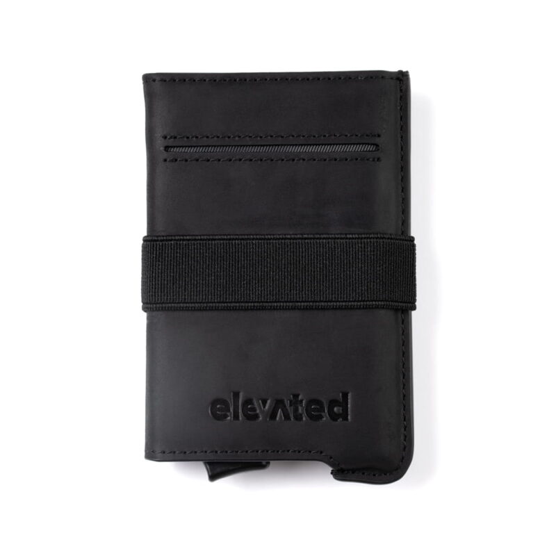 kaarditasku-elevated-extra-slim-kt011-must-valgel-taustal Elevated Extra Slim 1.0 (KT011) mustast Crazy Horse nahast õhuke kaarditasku valgel taustal.