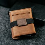 kaarditasku-elevated-extra-slim-kt011-pruun-tagantvaade Elevated Extra Slim 1.0 (KT011) pähklipruun kaarditasku tagantvaates, näidates tagumist välist kaardipesa.