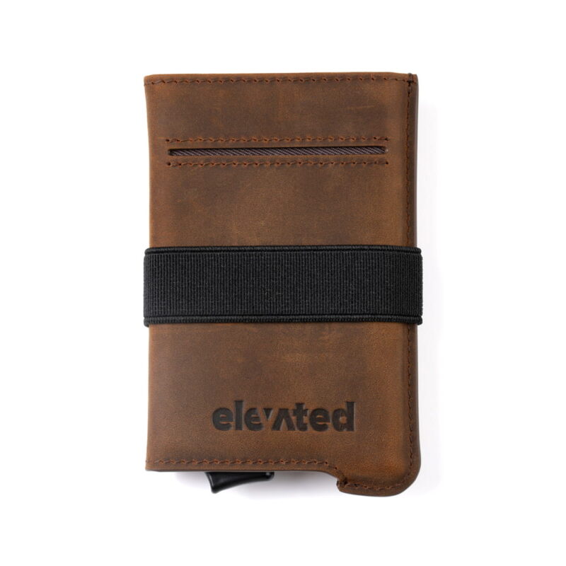 kaarditasku-elevated-extra-slim-kt011-pruun-valgel-taustal Elevated Extra Slim 1.0 (KT011) pähklipruunist Crazy Horse nahast minimalistlik kaarditasku valgel taustal.